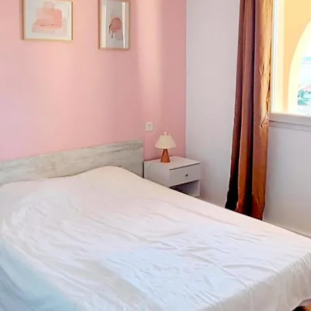 Apartment 3 Bedroom In En Roussillon *