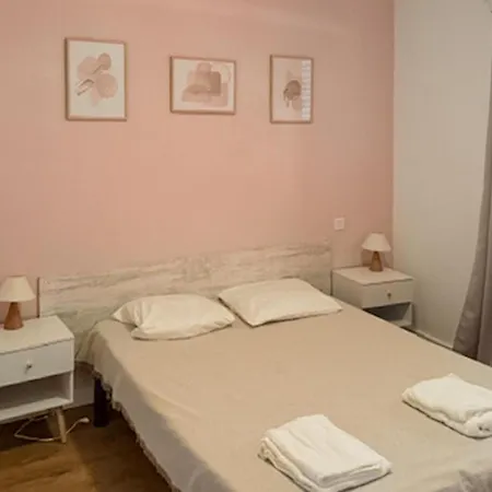 公寓 Lovely In En Roussillon